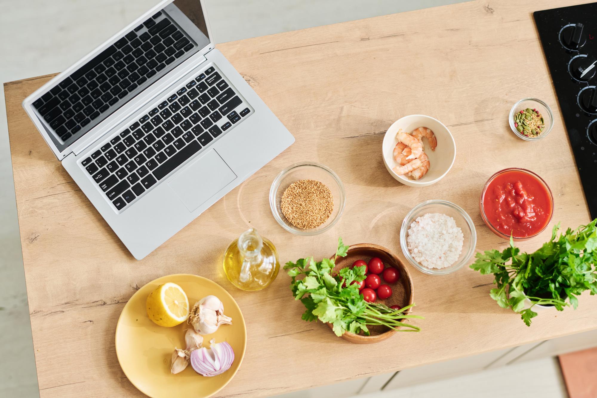 Postazione del corso con laptop e ingredienti