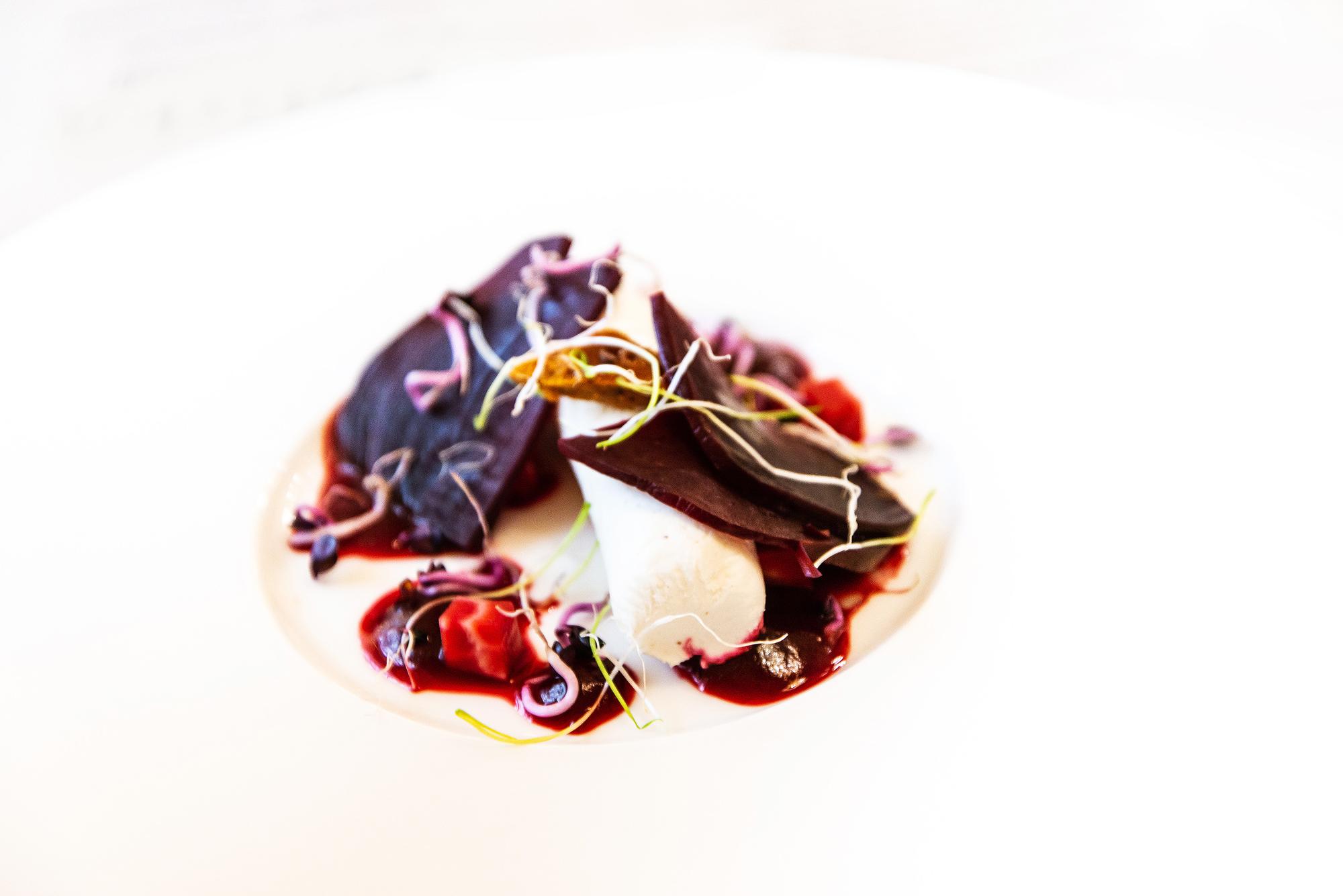 Piatto principale impiattato in stile fine dining